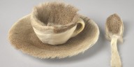 La belleza de la semana: “Objeto”, de Meret Oppenheim, la taza forrada en piel que escandalizó al surrealismo