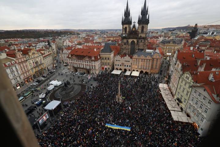 Czechs, Slovaks mark Velvet Revolution with protests in defence of democratic values