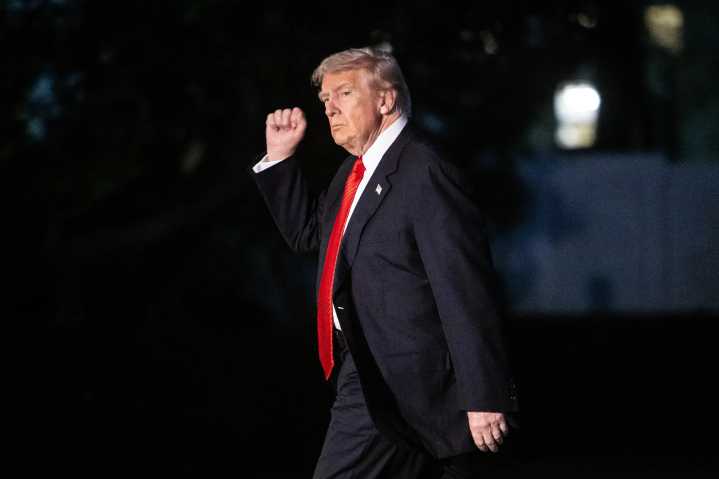 Trump amenaza a la BBC con una demanda de mil millones de dólares por...