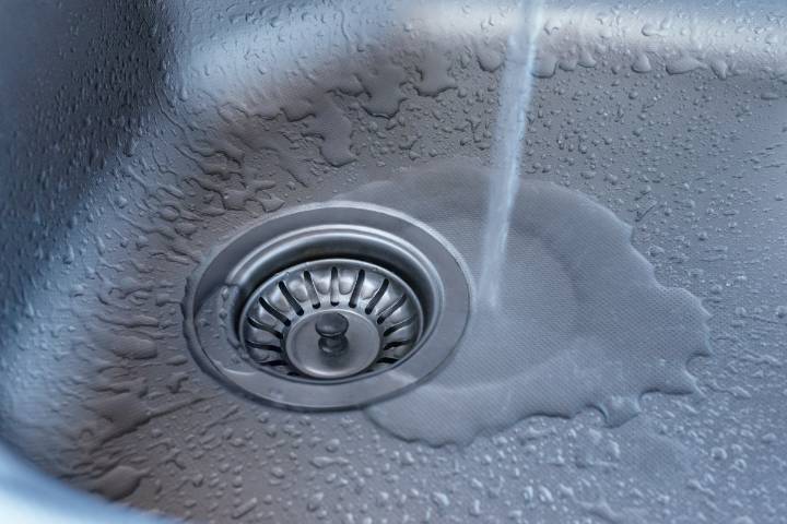 Canela en el desagüe: cómo usarla para neutralizar olores y mantener la tubería impecable