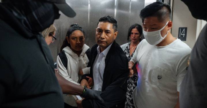 ‘Audiencias de rutina’ se convierten en trampas de ICE para deportar migrantes en EU; así los emboscan