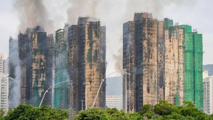 El incendio en Hong Kong ya está "bajo control total", dice el jefe del Ejecutivo local