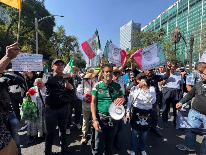 Marcha de Generación Z: sin jóvenes, reúne a una veintena de personas; a la UNAM no llegó nadie