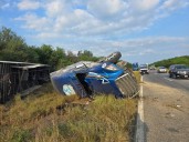 Alerta: Circulación parcialmente suspendida en la Carretera Federal 101 por volcadura de tráiler