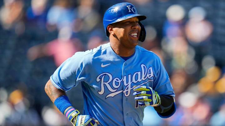 Salvador Perez agrees to a two-year contract to remain with the Royals