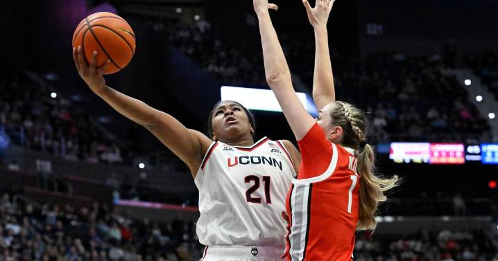Sarah Strong's double-double leads top-ranked UConn past Ohio State 100