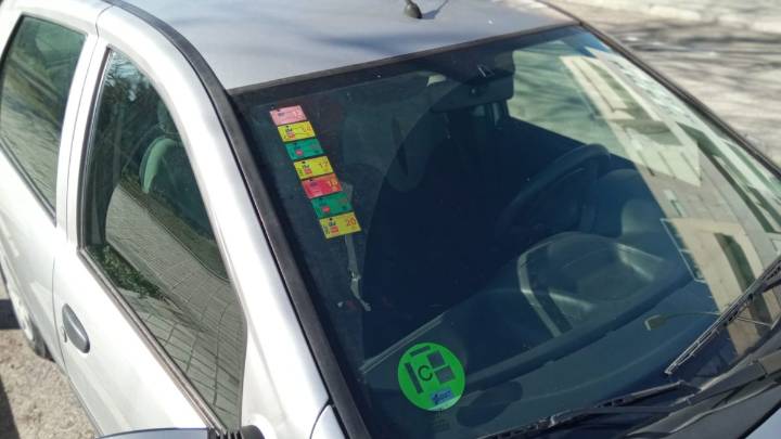 ¿Se puede llevar más de una pegatina de la ITV en el parabrisas o es motivo de multa?