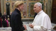 ¡Cate Blanchett sorprende al Papa León XIV con un emotivo regalo: una pulsera en apoyo a los refugiados!