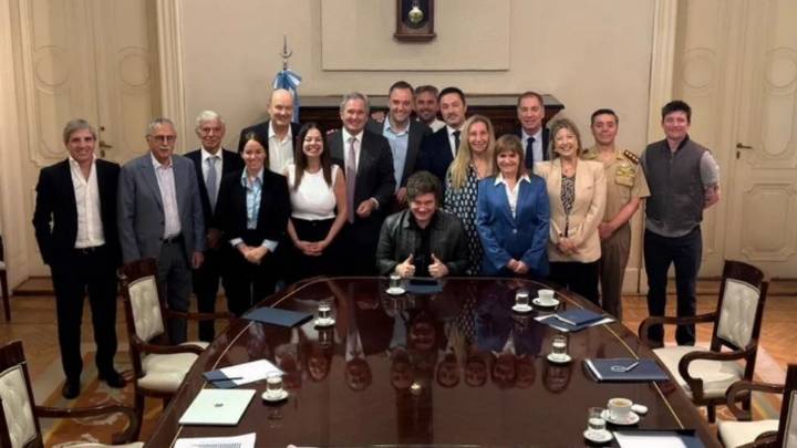Milei encabezó una cumbre clave en Casa Rosada y presentó a sus nuevos ministros