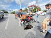 Provoca motociclista fuerte choque en la avenida Constituyentes; termina lesionado