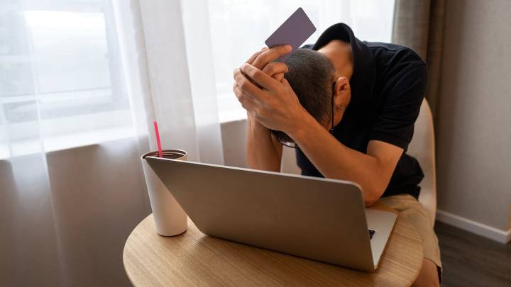 Preste atención a estas señales para evitar que delincuentes lo despojen de sus cuentas bancarias al comprar por el Black Friday