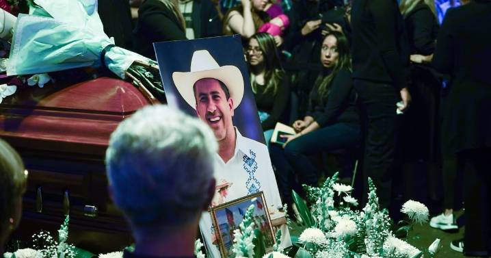 Irrumpen en el Palacio de Gobierno de Morelia durante marcha por asesinato de Carlos Manzo