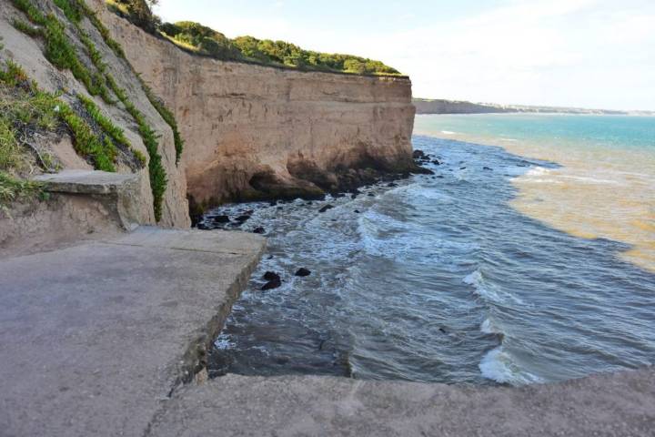 La periodista muerta en un acantilado tenía solo lesiones causadas por la caída