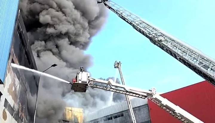 Bomberos combate grave incendio en la Zofri de Iquique: emergencia se mantiene por más de 15 horas