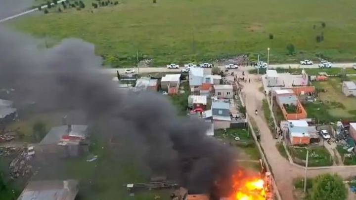 Queman la casa de un chico al que apuntan por tocar a nenas en la escuela