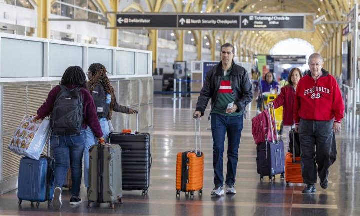 Restricciones al tráfico aéreo en EEUU continuarán por un tiempo tras reapertura federal