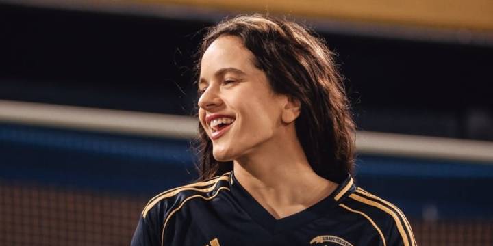 Así fue la visita de Rosalía a La Bombonera: de la compañía de Trueno a la recorrida por el vestuario