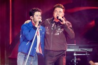British Singer Absolutely Performs With the Jonas Brothers in Buffalo