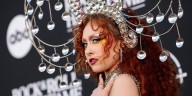 Chappell Roan homenajeó a Cyndi Lauper en una alfombra roja: los detalles del icónico look