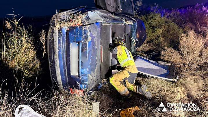 Rescatan a dos personas atrapadas en su coche tras volcar en la N