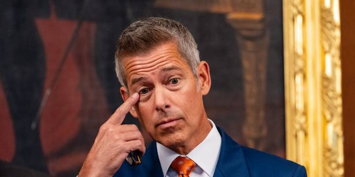 Transportation Secretary Sean Duffy Is Threatening to Close U.S. Airspace (!!) Right Before Thanksgiving