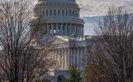 Senado de EU avala plan para poner fin al cierre de gobierno