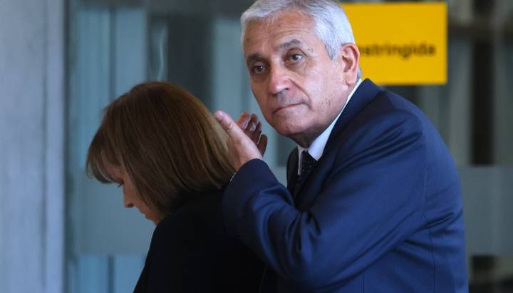 Tribunal declaró culpables a exdirector de la PDI Héctor Espinosa y su esposa por delitos de corrupción