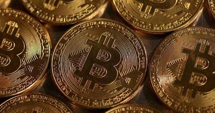 El bitcoin quiebra una importante barrera y pierde todo lo ganado en 2025