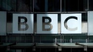 Renuncian el director general y la jefa de Informativos de la BBC tras polémicas por sesgo anti