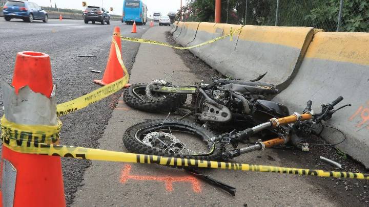 Muere joven motociclista en el hospital tras por accidentarse en carretera Huatusco