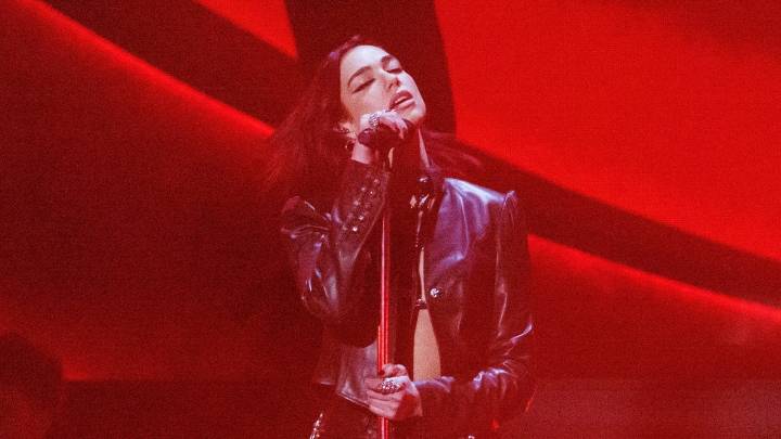 Al ritmo del carnaval brasileño: Dua Lipa interpretó (y bailó) el famoso tema ‘Magalenha’ en su paso por Sao Paulo