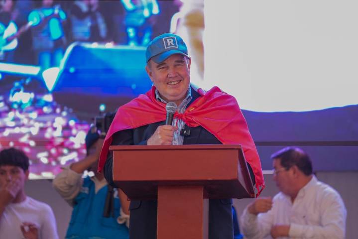 Rafael López Aliaga promete invertir S/ 1.000 millones en seguridad durante inauguración de local en La Victoria