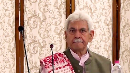 LG Sinha pays obeisance at SMVD Shrine