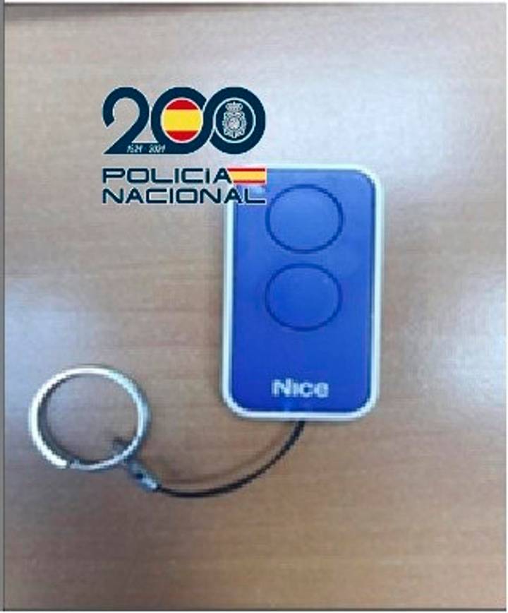 Detenido por cinco robos en interior de vehículos mediante un mando inhibidor