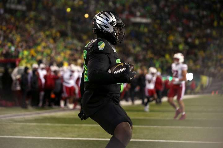 Oregon remains limited to 4 scholarship receivers, down an offensive lineman against Minnesota