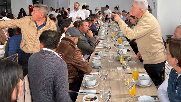 [Galería] Después de su gira por Boyacá, Álvaro Uribe se regresó feliz a Bogotá