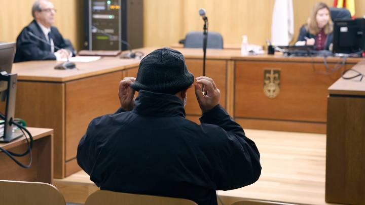 Un secretario de un juzgado de Ourense acepta cuatro años de cárcel por incitar a mujeres a prostituirse y filtrar datos sensibles de casos que llevaba