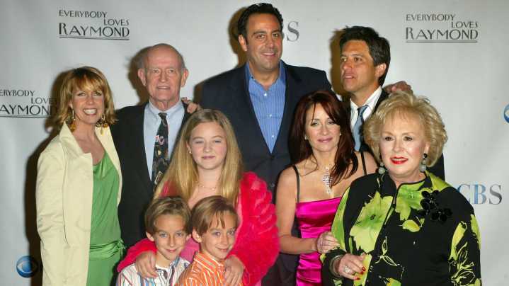 Side By Side Photos Of The Everybody Loves Raymond Cast Then And Now Are Jarring