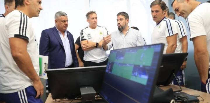 El Torneo Clausura de las polémicas y árbitros en la mira envuelve a "Chiqui" Tapia: crónica del desfalco del fútbol argentino campeón del mundo