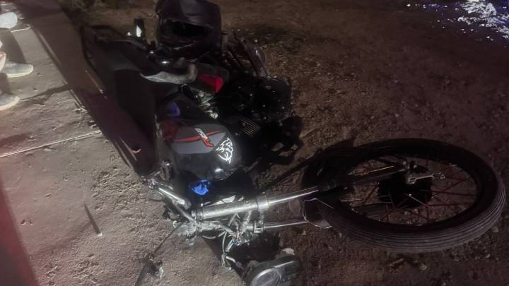 Conductor abandona su moto tras chocar un auto estacionado en Gómez Palacio