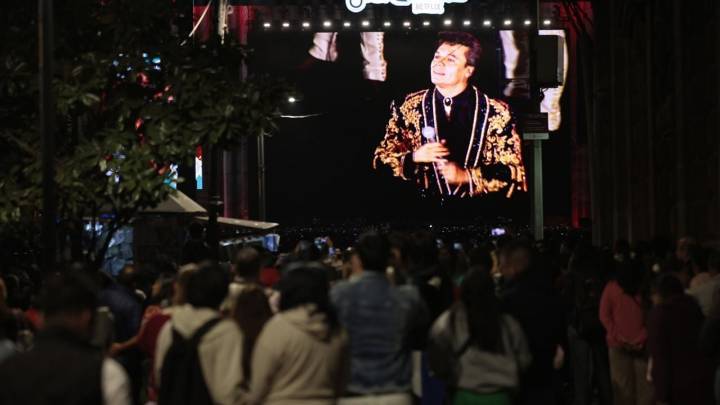 170 mil pesonas demuestran que Juan Gabriel sigue vivo en el Zócalo y en sus corazones