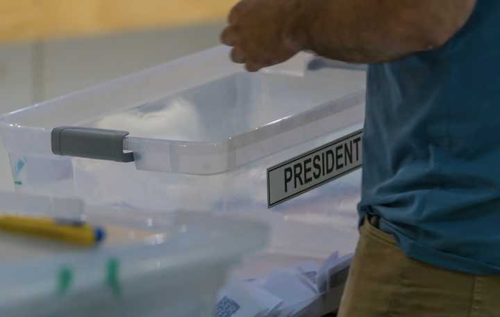 Senadores proponen reducir a tres días la prohibición de publicar encuestas