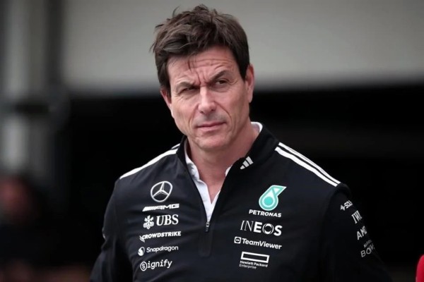 Negocia Wolff para vender parte de sus acciones en Mercedes