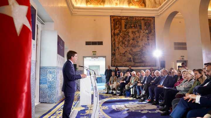 Plan de Almeida para reflotar el comercio y la hostelería: "Sin ellos, los barrios están muertos"