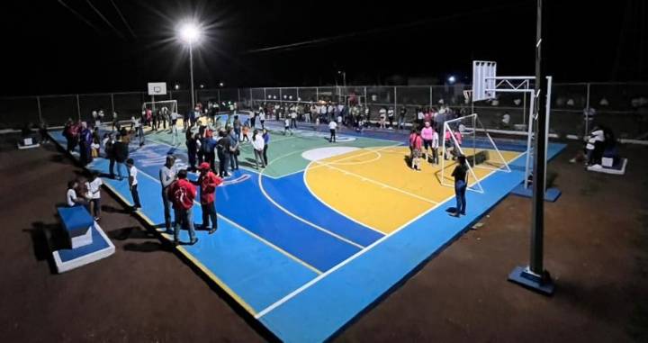 Alcalde de Aguasay entrega rehabilitados cancha y consultorio médico en El Arenal 2