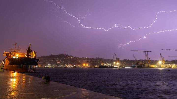 La imagen de la tormenta que iluminó el cielo de Vigo a medianoche