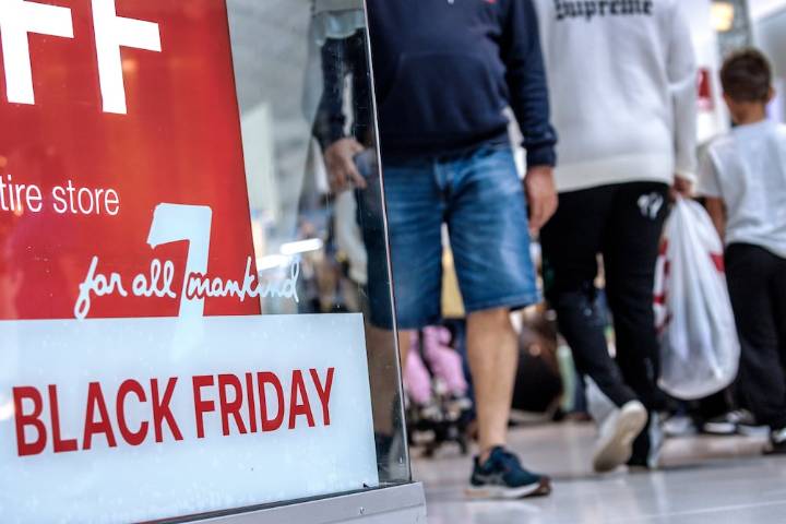 Consumidores de EE. UU. compran en línea 11.800 millones de dólares durante el Black Friday