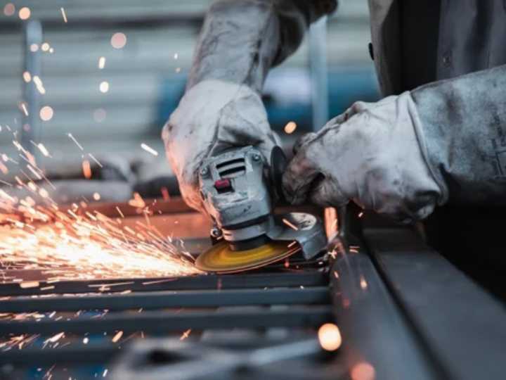 La industria se hundió 5,3% interanual en octubre y sumó su cuarta caída consecutiva