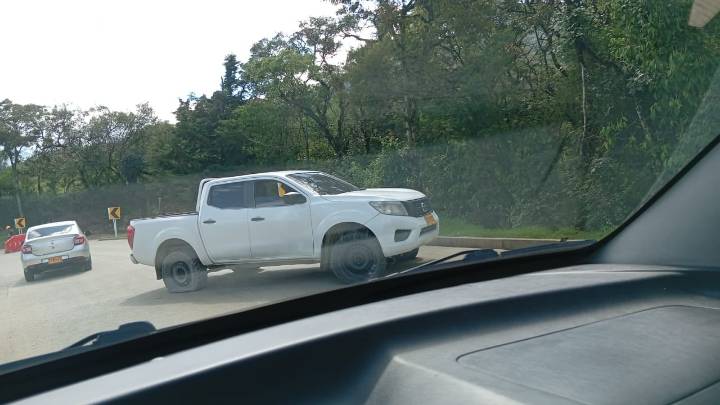 Camioneta abandonada tras ataque armado a su conductor, en la vía Popayán