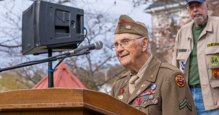 102-year-old World War II veteran belts out national anthem at Maryland parade